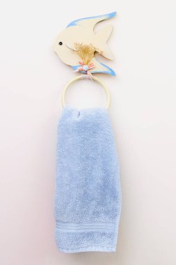 Şirin balık banyosu yüzük tutacağı ve mavi havlu.