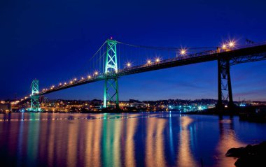 Angus L. Macdonald Köprüsü, Alacakaranlık 'ta. Bu boşluk Halifax ve Dartmouth, Nova Scotia 'yı birbirine bağlıyor..