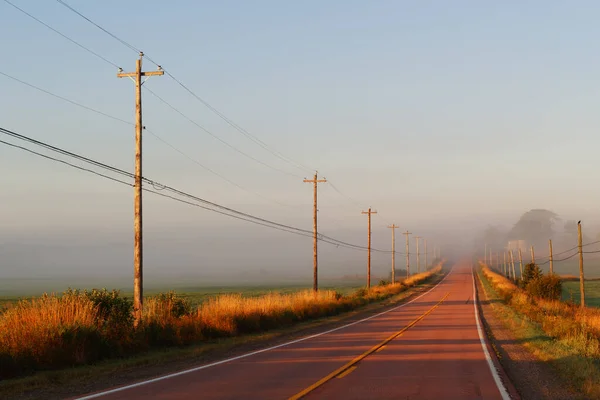 Sabahın erken saatlerinde boş karayolu.