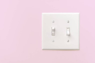 İç aydınlatma düğmesi pembe duvarda kopyalama alanı ile.