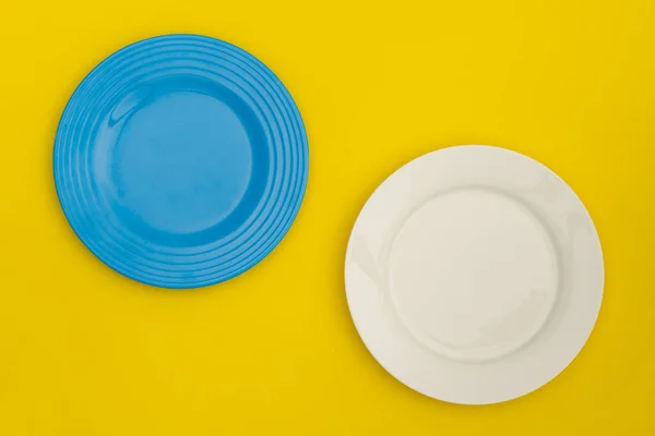 Blue White Empty Plates Yellow View — Stock Photo, Image