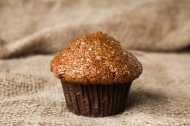 Kuru üzüm kepekli Muffin çuval bezi üzerinde.