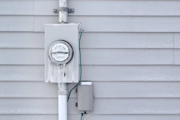 Evin Dış kaplamayı ölçerde donmuş elektrik yarar.