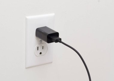 Elektrik duvar prizi ve usb adaptör tıpası