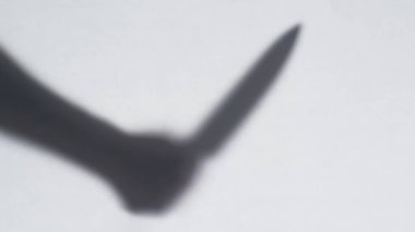 Büyük bir bıçakla tehdit eden saydam suçlu bulanıklığı.