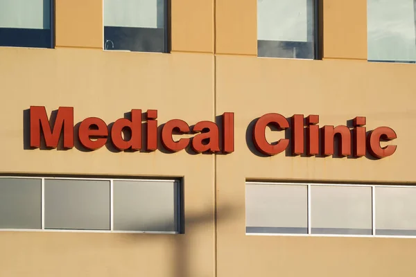 Dışarıdaki ofis binasının sağlık ocağı tabelası.