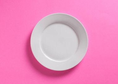 Pembe üzerine beyaz yemek tabağı