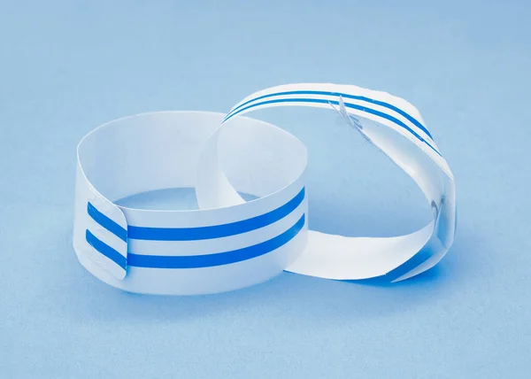 Hastanenin açık mavi bilekliklerinden atılmış.