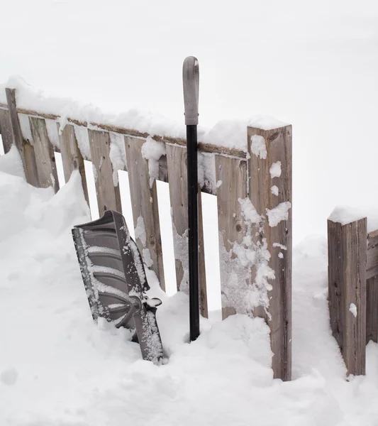 Broken Snow Shovel Leaning Outdoor Deck Rail Deep Snow — Stock Photo, Image