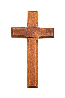 Tahta Hıristiyan haçı beyazın üzerinde izole edilmiş.