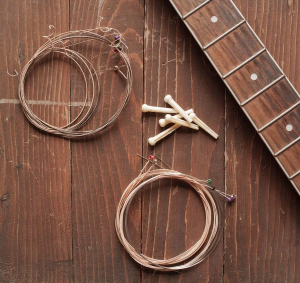Velhas Novas Cordas Guitarra Acústica Com Detalhe Pescoço Pinos Ponte — Fotografia de Stock
