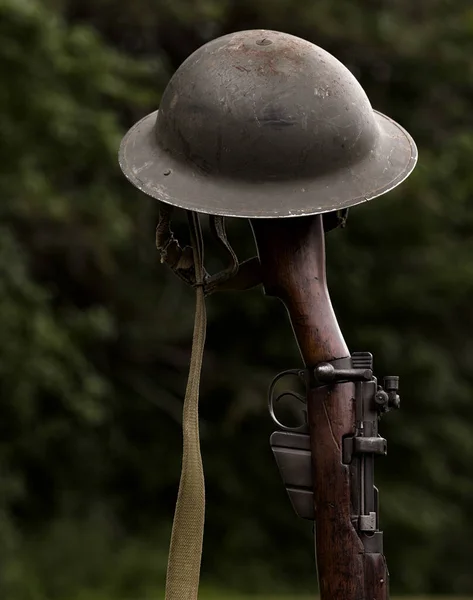 第二次世界大戦のライフルとブロディヘルメット — ストック写真