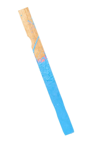 用过的搅拌棒上的蓝色油漆 在白色上隔离的垂直射击 — 图库照片