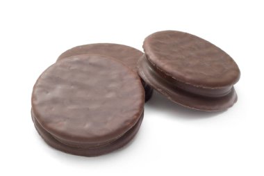 Vagon tekeri tarzı çikolata kaplı lokum kurabiyeler beyaz üzerine