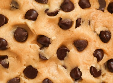 Çikolata parçalı kurabiye hamuru pişirmek için hazır.