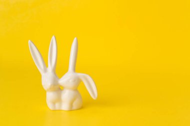 Güzel porselen tavşancık biblosu, üzerinde de fotokopi alanı var.