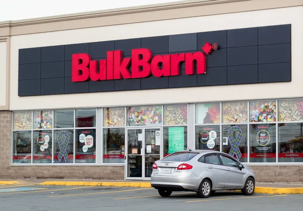 Truro, Kanada - 26 Ekim 2021 BulkBarn Mağazası. BulkBarn, Kanada 'da 1982 yılında kurulan bir toptan gıda dükkanıdır..