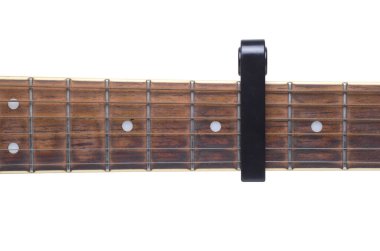 Gitar capo akustik fretboard 'da