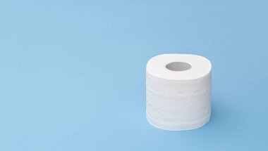 Tuvalet kağıdı mavide fotokopi alanı ile yuvarlanıyor