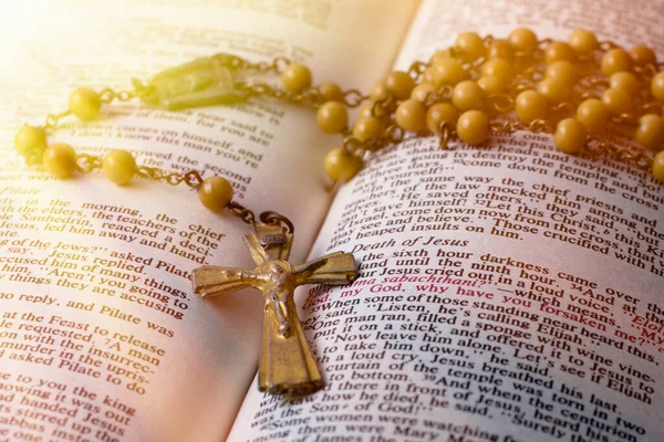 Traditioneller Katholischer Rosenkranz Auf Offener Bibel lizenzfreie Stockfotos