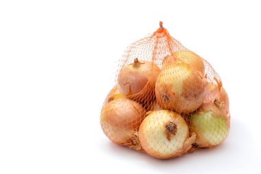 Kopyalama alanı olan beyaz üzerine çiğ soğan torbası