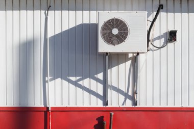 Dış duvarda hava değişimi ısı pompası var.