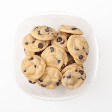 Plastik yiyecek kabında ev yapımı çikolatalı kurabiyeler.