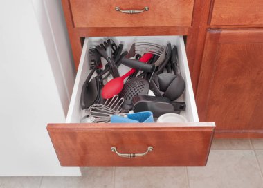 Dağınık ve dağınık mutfak gereçleri çekmecesi