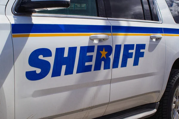 Şerifin araç kapılarının yan görüntüsü.