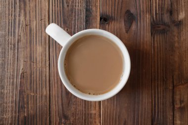 Köy tahtasında bir fincan kahve. Genel Görünüm.