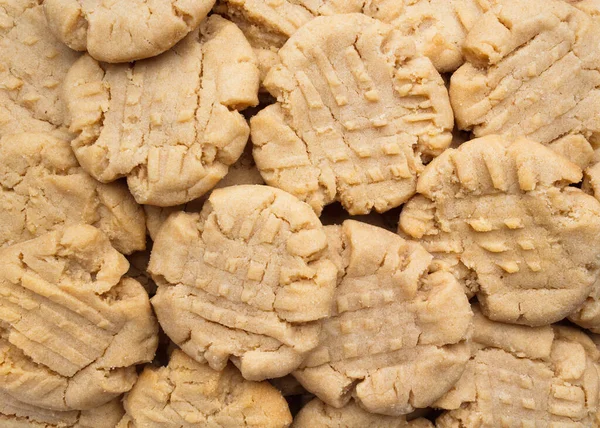 Ev yapımı fıstık ezmeli kurabiyelerin genel görünümü