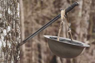 Süngüde asılı klasik Brodie ordu kaskı.