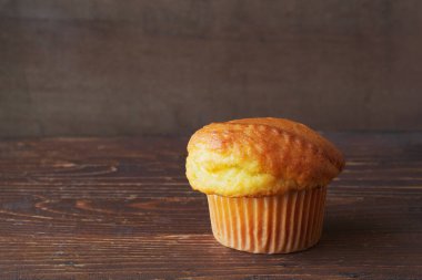 Doğal pencere ışığında geleneksel limonlu kekler.