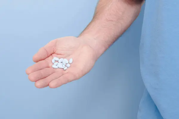 Közelkép Kézről Ahogy Kék Tablettákat Tart — Stock Fotó