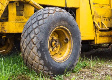 Ağır endüstriyel araç tekerine yakın çekim