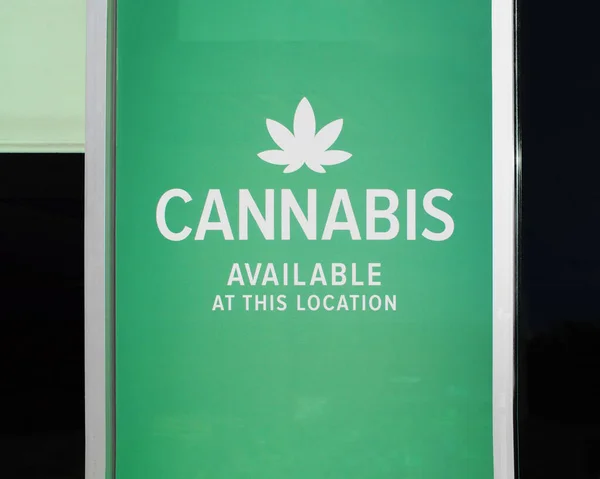 Cannabis Dostępny Znak Elewacji Budynku — Zdjęcie stockowe