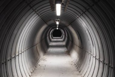 Geceleyin yaya kaldırım tüneli