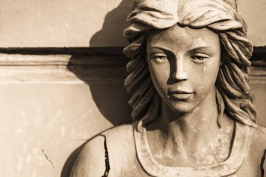 Bir melek heykelinin dar portresi.