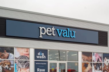 Stewiacke, Kanada - 13 Mart 2024: Evcil hayvan mağazası önü. Pet Valu Kanadalı bir evcil hayvan gıda ve malzeme şirketidir..
