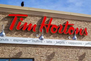 Halifax, Kanada - 21 Şubat 2024: Tim Hortons restoranı. Tim Hortons Inc. Kanada 'nın en büyük hızlı servis kahve ve restoran zinciri..