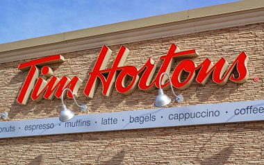 Halifax, Kanada - 21 Şubat 2024: Tim Hortons restoranı. Tim Hortons Inc. Kanada 'nın en büyük hızlı servis kahve ve restoran zinciri..