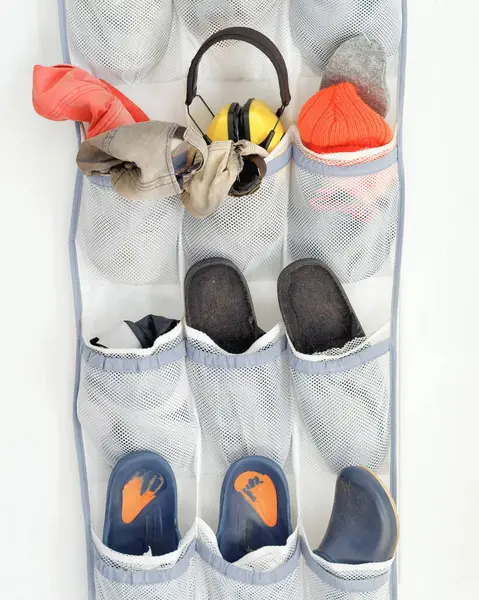 Çeşitli kıyafet aksesuarlarıyla kapı düzenleyicisini dağıttı.