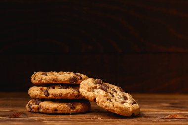 Kaba ahşap üzerinde çikolata parçacıklı kurabiyeler.