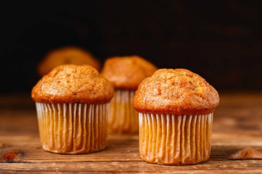 Köy tahtasında havuçlu mini kekler.