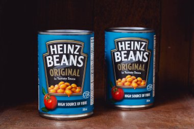 Pleasant Valley, Kanada - 10 Şubat 2024: 2 kutu Heinz fasulyesi. Kraft Heinz dünyanın en büyük beşinci gıda şirketi..