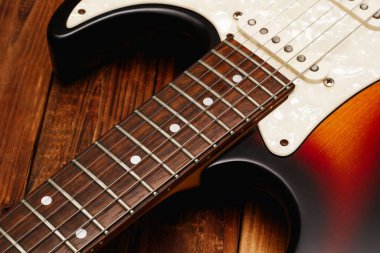 Elektro gitarın vücut ve boynun yakın görüntüsü