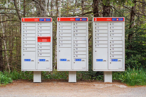 Стюарт, Канада - 20 мая 2024 года: почтовые ящики общего пользования Canada Post. Canada Post является коронной корпорацией и является основной почтовой службой Канады.