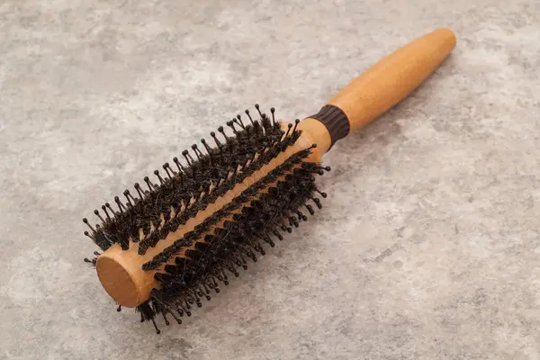 Süslü tezgahta yaban domuzu kıllı saç fırçası