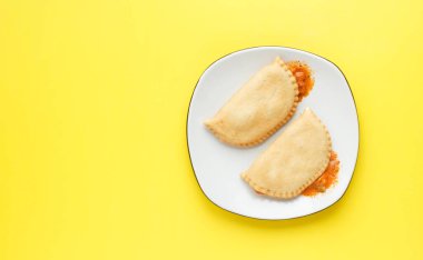 Sarı üzerine lezzetli pizza cepleri.