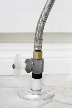 Su vanasını ve banyo zeminindeki tedarik hattını kapatmış.